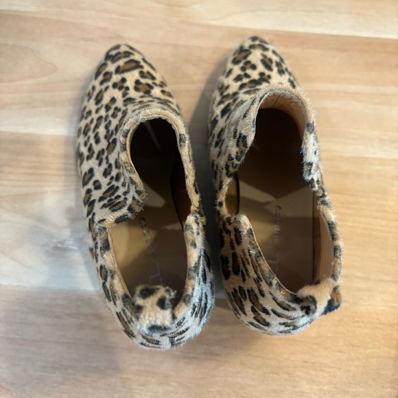 Women's 5.5 Faux Fur Leopard Cheetah Ankle Bootie Animal Print Almond Toe Boots - Picture 6 of 8